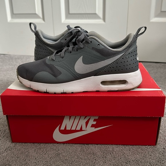 NIKE AIR MAX TAVAS GREY (4.5Y or 6.5 women) - Picture 4 of 11